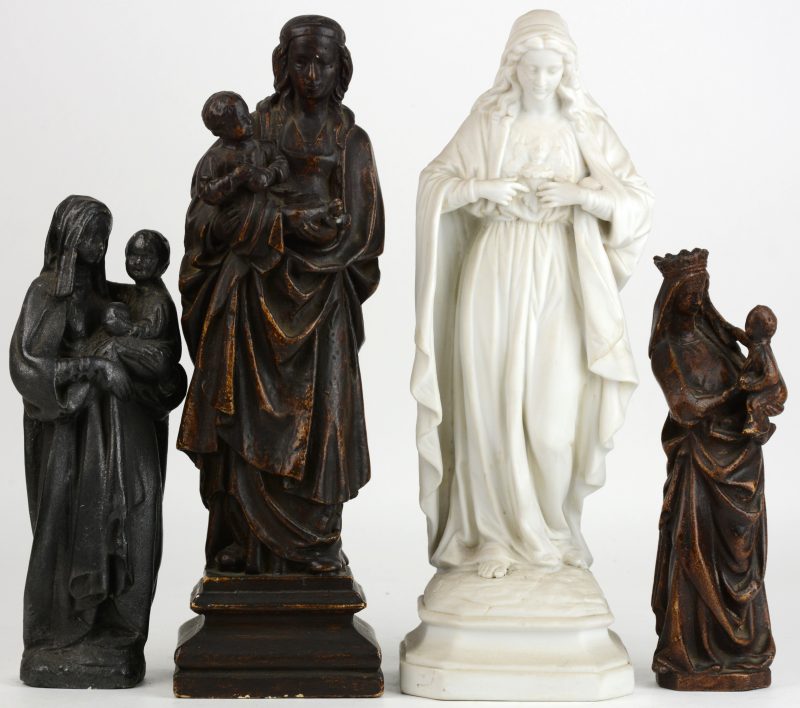 Drie Mariabeelden met kind van donkergepatineerd plaaster en een Maria-Heilig-Hartsbeeld van monochroom wit biscuit.