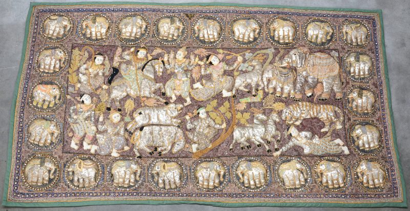 Een Birmaans wandtapijt (Kalagas) met afbeeldingen van personages en olifanten.