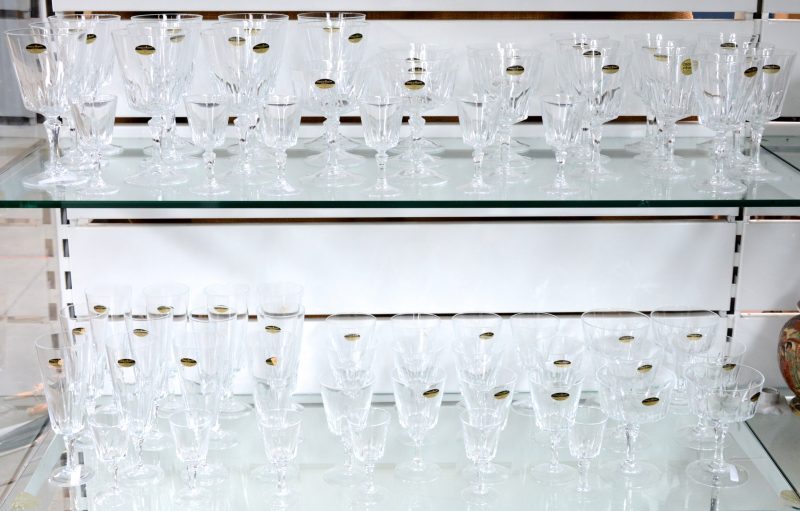 Een glasservies Cristal d’Arques, voor 12 personen. Er ontbreekt een water-en een wijnglas.