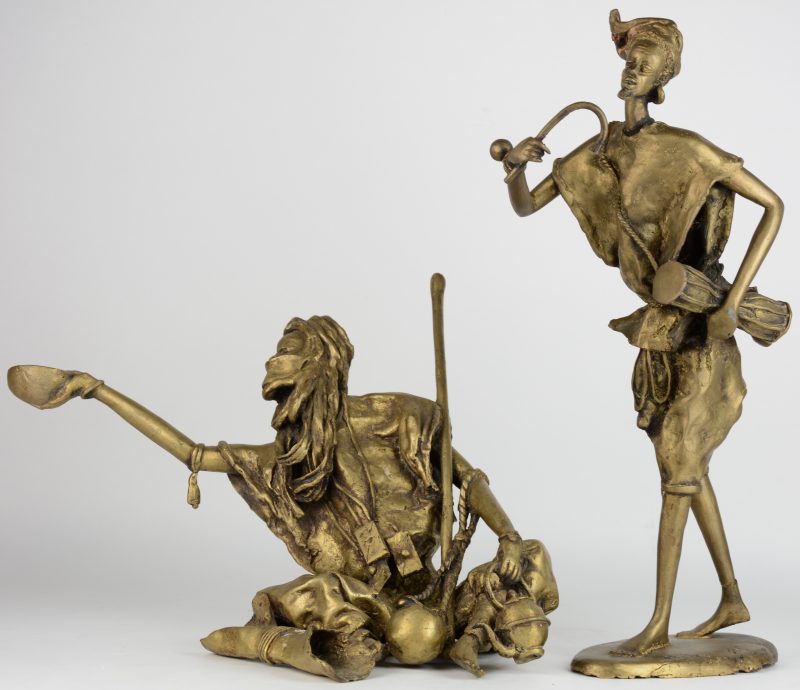 “Herder” & “Nomade met thee”. Twee beelden van goudgepatineerd brons. Afrikaans werk.