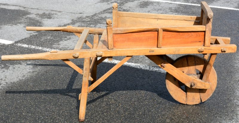 Een oude houten kruiwagen.