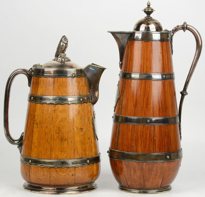Een koffie- en een theekan van hout met verzilverde monturen, hanvatten, tuit en klep, waarbij één getooid met een uiltje. Recipiënt vaan aardewerk. Gemerkt ‘HS & H’.