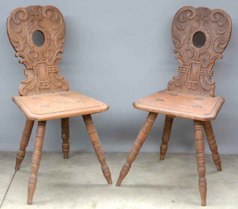 Twee stoelen in barokke stijl van gesculpteerd eikenhout.