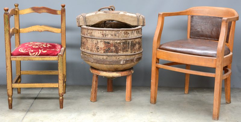 Een armstoeltje, een hoekstoekltje en een houten vat op pootjes.