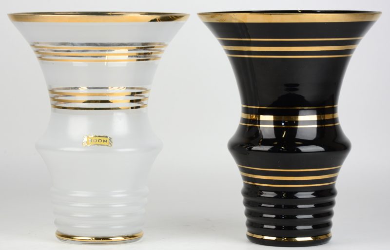 Een zwarte en een kleurloze vaas van Booms glas met vergulde versieringen. Medio XXe eeuw.