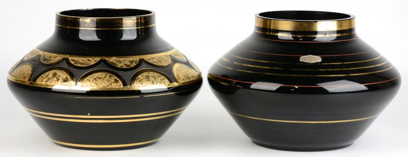 Twee lage ronde vazen van Booms glas met twee verschillende vergulde decors. Jaren ‘30 - ‘40.