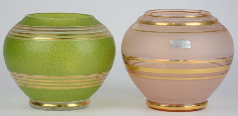 Twee bolle vaasjes van Booms glas, resp. roze en groengekorreld met vergulde decors. Medio XXe eeuw.