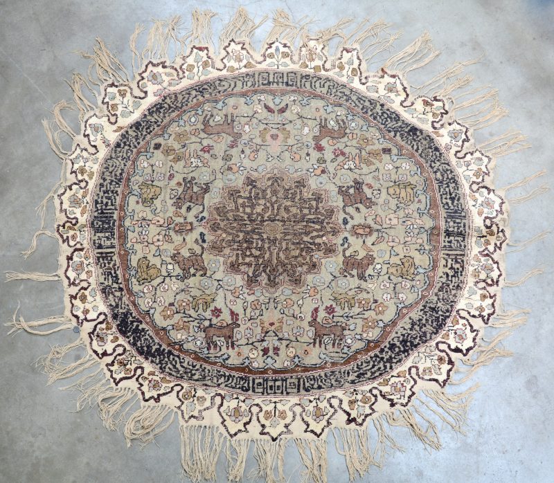 Een antiek Turks tapijt van zijde en metaaldraad. XIXe eeuw.