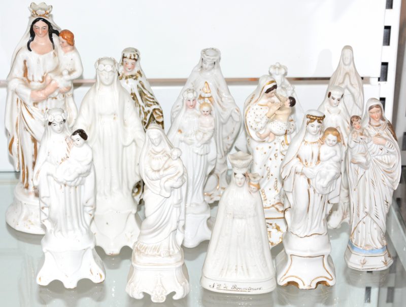 Een lot van veertien Madonnabeeldjes van Brussels porselein en biscuit.