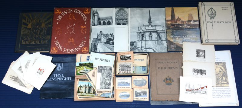 Een lot varia, bestaande uit oude postkaarten en foto’s, enkele boeken en een album van Chocolade Jacques.