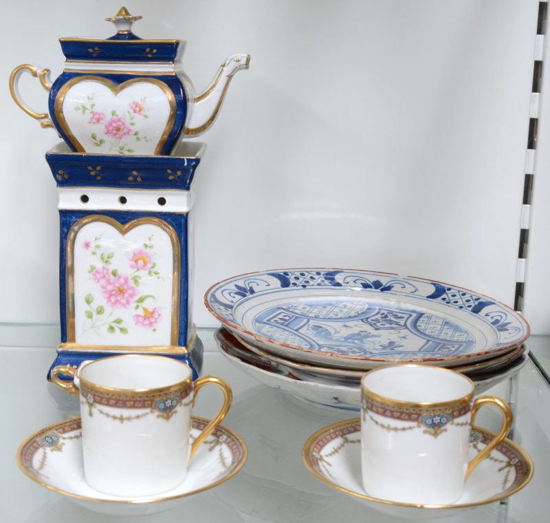 Een lot porselein en aardewerk, bestaande uit twee kopjes en onderbordjes van Limoges, een komfoortje, een Imaribordje, een Delfts bordje met Chinees decor en een bordje met een handgeschilderd bloemendecor.