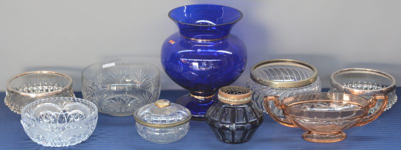Lot bestaande uit een gegoten glazen coupe van Val Saint-Lambert, een kristallen pique-fleurs, zes kleurloze coupes, waarvan drie met verzilverde rand en een kobaltblauwe kristallen vaas gemerkt Irena, Poland.