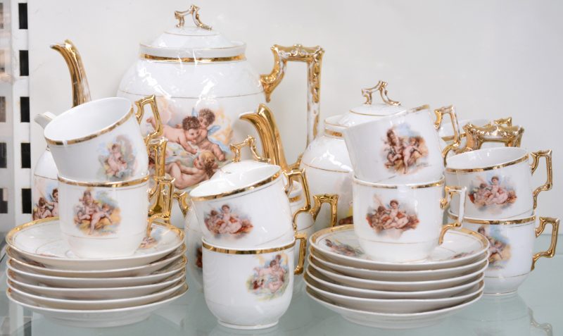 Koffie-en theeservies van polychroom porselein: koffie-en theepot, suikerpot, melkpot (schade aan rand), tien koppen en twaalf schoteltjes. Stencildecor van engeltjes. Omstreeks 1900.