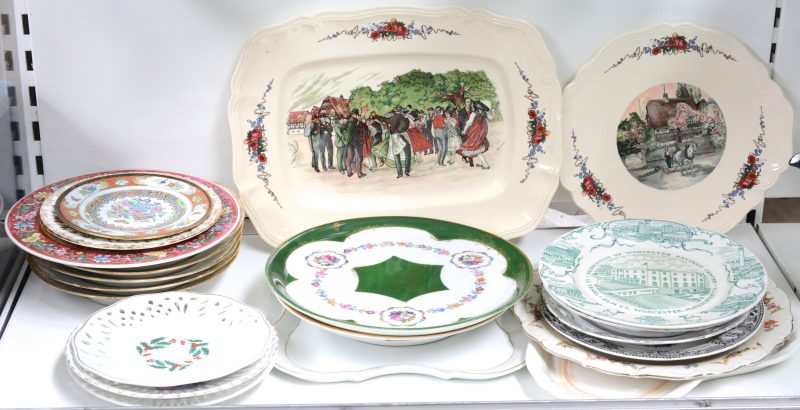 Een gevarieerd lot borden en schotels van aardewerk en porselein, waaronder een gedeeltelijk servies van Brussels porselein.