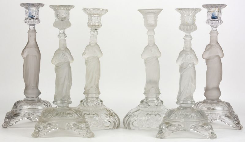 Drie paar kandelaars van deels gesatineerd glas, gedragen door een beeltenis van het Heilig Hart. Twee gemerkt.