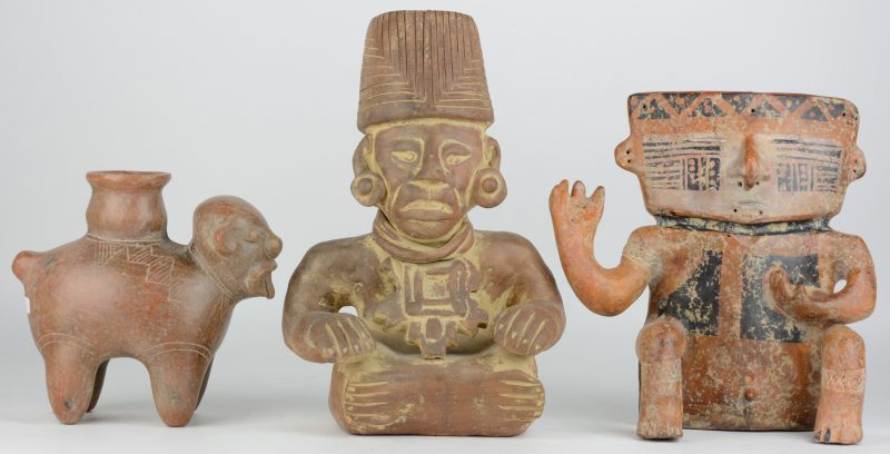 Een lot van drie Zuid-Amerikaanse beeldjes van terracotta.