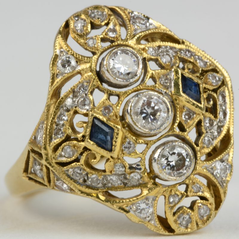 Een 18 karaats geel gouden ring bezet met briljanten met een gezamenlijk gewicht van ± 0,50 ct. en twee saffiertjes.