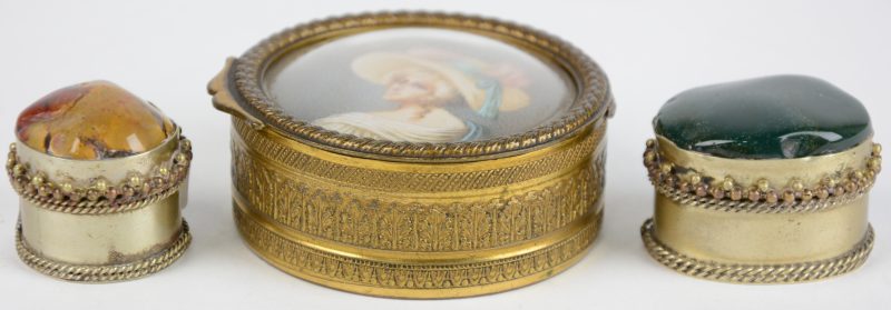 Een juwelendoosje van gedreven geel koper met een handgeschilderd vrouenportret in het deksel. XIXe eeuw. We voegen er twee pillendoosjes met mineralen in het deksel aan toe
