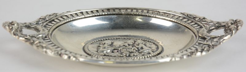 Een zilveren schaaltje met een gedreven decor van engeltjes. Franse keur, XIXe eeuw.
