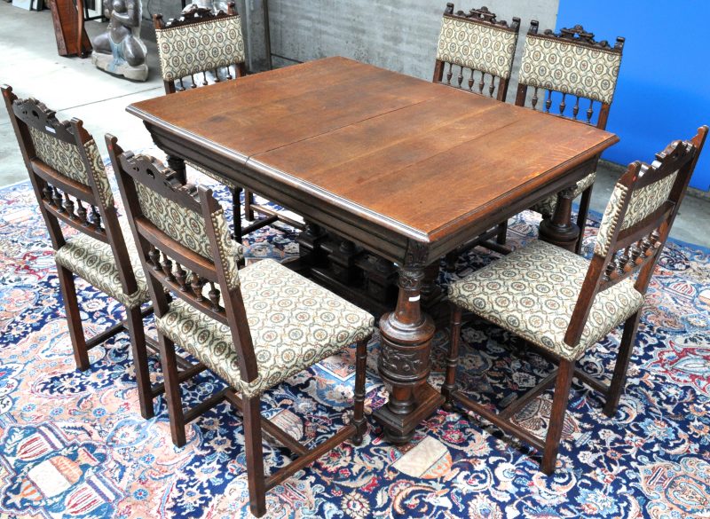 Een tafel van gesculpteerd eikenhout in renaissancestijl met zes bijpassende stoelen.