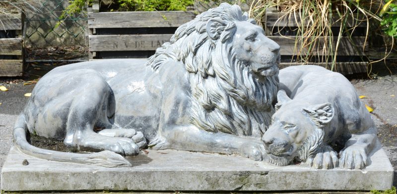 “Leeuw en leeuwin”. Een beeld van natuursteen.