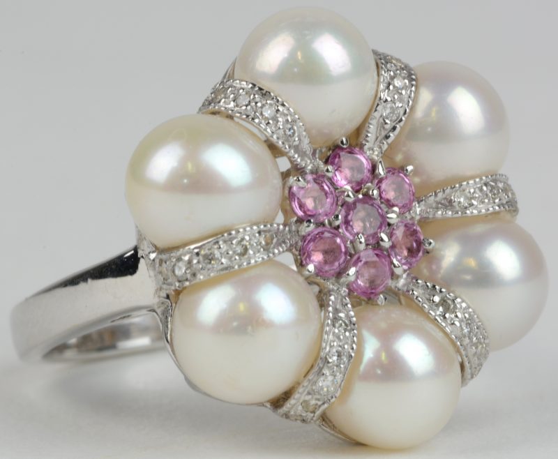 Een 18 karaats witgouden ring bezet met kleine diamantjes en roze saffieren met een gezamenlijk gewicht van ± 0,30 ct. en parels.