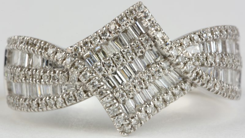 Een 18 karaats wit gouden ring bezet met diamanten en baguettes met een gezamenlijk gewicht van ± 0,90 ct.