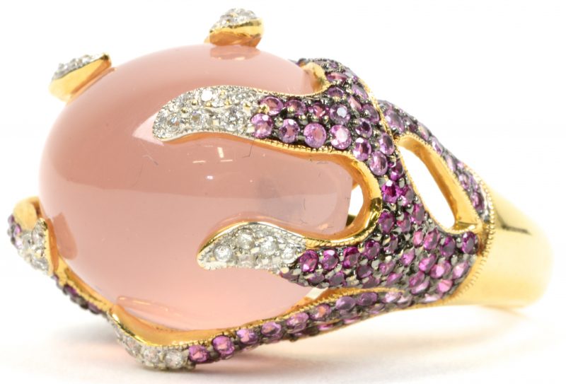 Een 18 karaats wit gouden ring bezet met diamanten met een gezamenlijk gewicht van ± 0,30 ct. en met roze saffieren en een centrale roze kwarts van ± 34 ct.