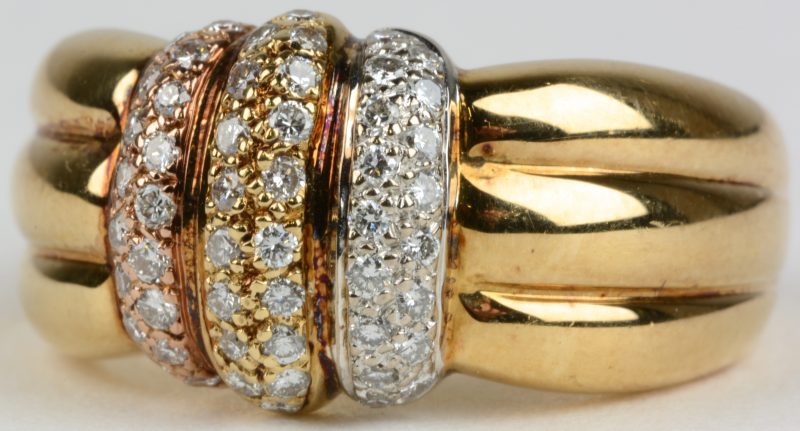 Een 18 karaats wit en geel gouden ring bezet met diamanten met een gezamenlijk gewicht van ± 0,50 ct.