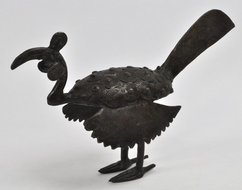 Een vogel van donker gepatineerd brons. Afrikaans werk.