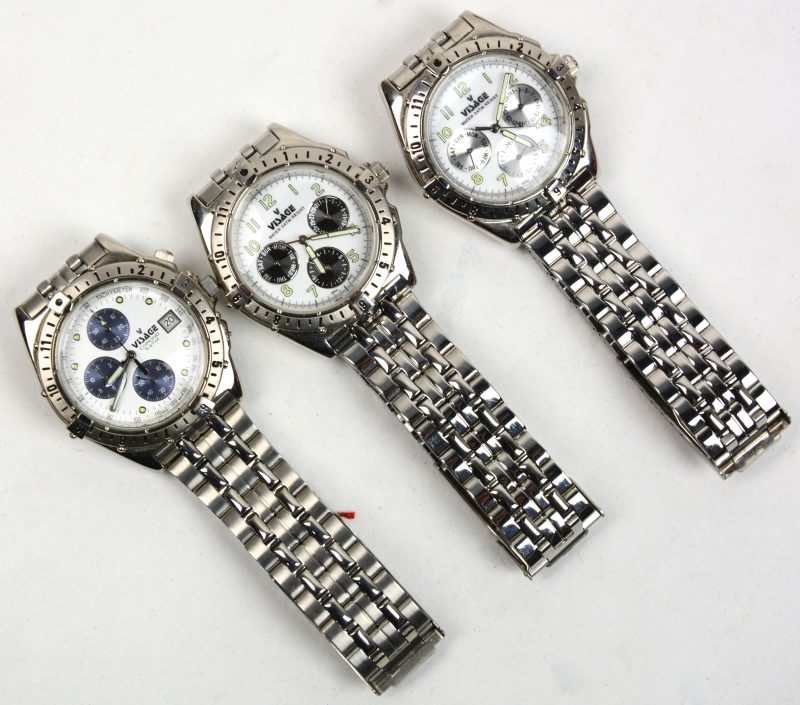 Drie verschillende horloges van roestvrij staal.