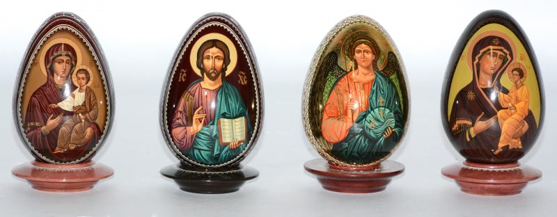 Een serie Oekraïense paaseieren van gelakt hout. Voorstelling van de engel Michael, Christus Pantocrator en twee Madonna’s met kind.