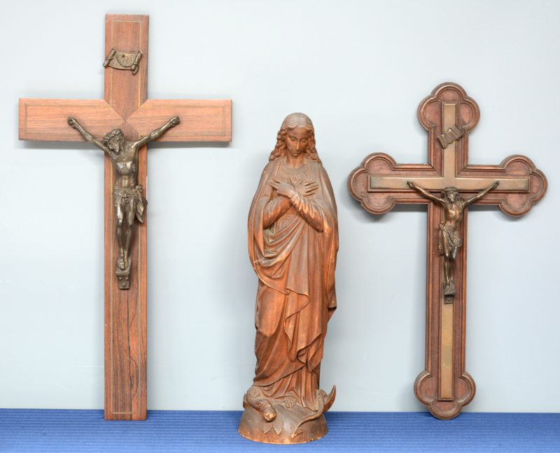 Twee houten kruisbeelden met Corpus Christi van zamak en van brons en een heiligenbeeld van gesculpteerd hout