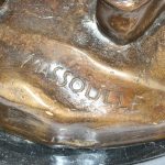 “Gallische overwinnaar”. Een beeld van bruingepatineerd brons op zwart marmeren sokkel naar een werk van Massoulle.