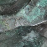 “De denker”. Een beeld van groengepatineerd brons op arduinen sokkel naar het werk van Aug. Rodin.