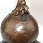 “Victoire”. Een beeld van bruingepatineerd brons op arduinen sokkel.