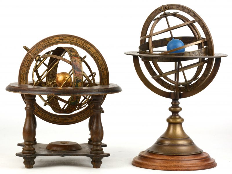 Twee astrolabia met sterrenbeelden, waarbij één van koper en één van hout. De laatste beschadigd.
