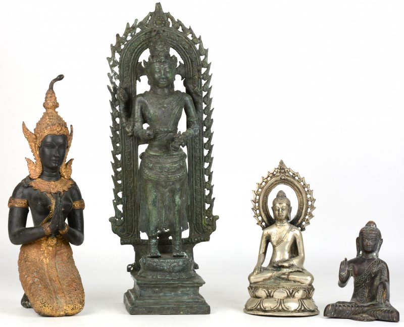 Een lot van vier verschillende Boeddha’s van brons.