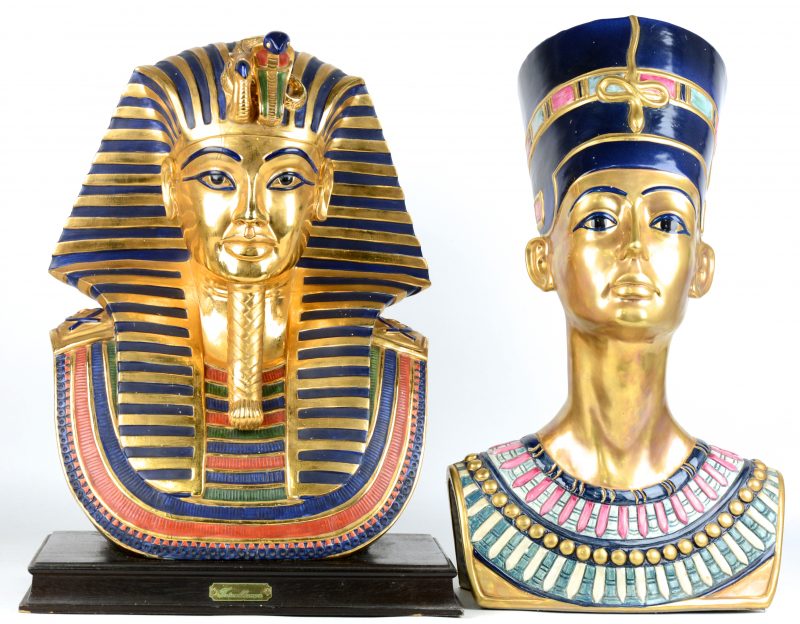 Een  buste van Toetanchamon van meerkleurig en verguld porseleinnaar ontwerp van Mario PegoraroGenummerd 279/1000. We voegen er een gelijkaardige buste van Nefertete aan toe, genummerd 878/1000.