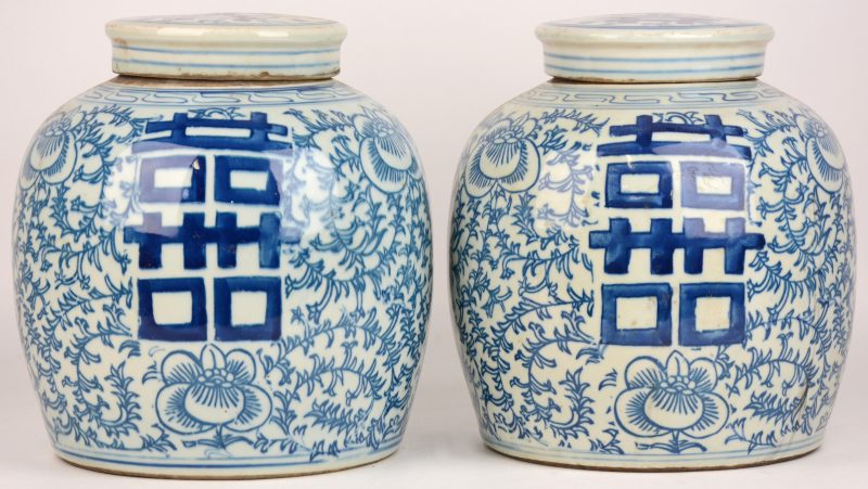 Een paar gemberpotten van Chinees porselein met een blauw en wit floraal decor met lang levenstekens.