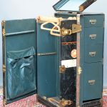 Een oude reiskoffer met binnenin laden en hangers. Begin XXe eeuw.