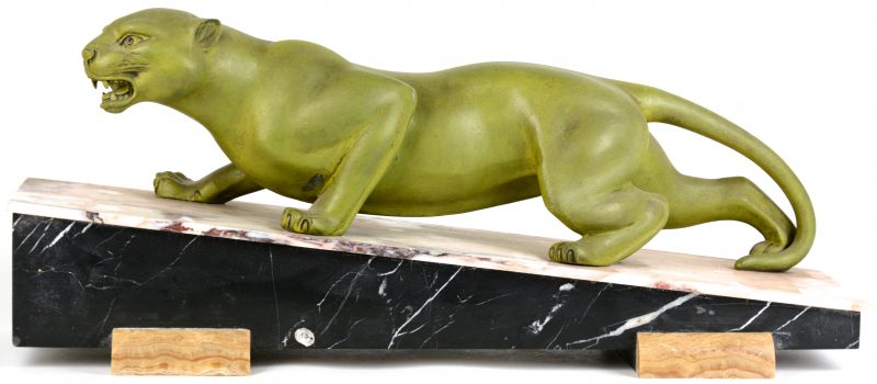Een panter van groengepatineerd metaal op een voetstuk van meerkleurig marmer. Tijdperk art deco.