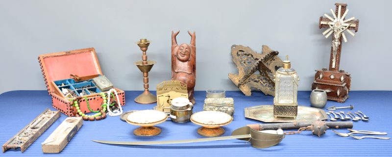 Een lot varia, bestaande uit een kruisbeeld, een Boeddha, een kleine sabel, een kleine koperen wandconsole, een karaf met muziekdoos, twee albasten schaaltjes, een juwelendoosje met inhoud, verzilverd metaal, een kleine goedendag, enz.
