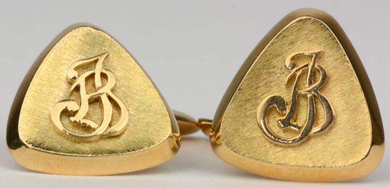 Een paar 18 karaats geel gouden manchetknopen met initialen.