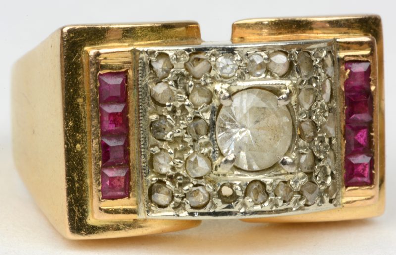 Een 18 karaats geel gouden ring bezet met diamanten met een gezamenlijk gewicht van ± 0,25 ct. (één ontbreekt) en robijncabochons van ± 0,30 ct. En met een centrale fantasiesteen.
