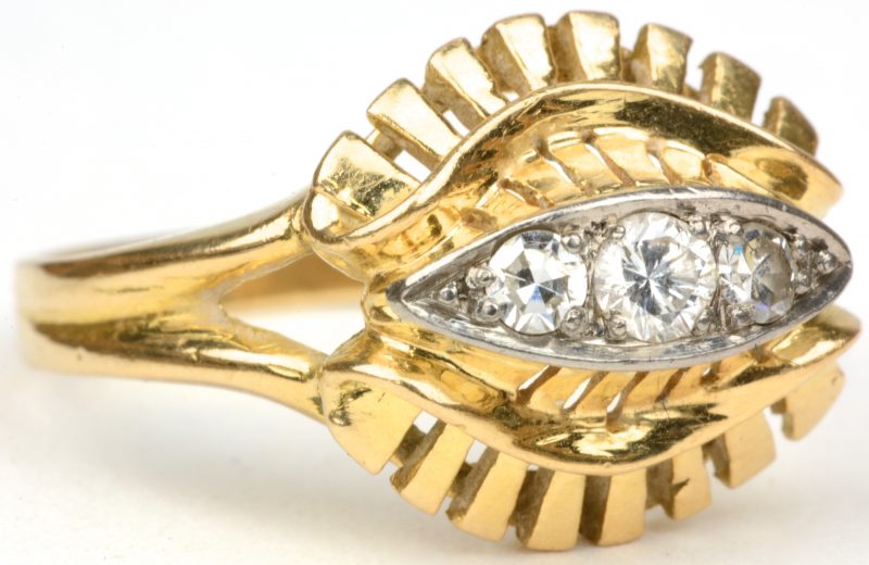 Een 18 karaats wit en geel gouden ring bezet met diamanten met een gezamenlijk gewicht van ± 0,25 ct.