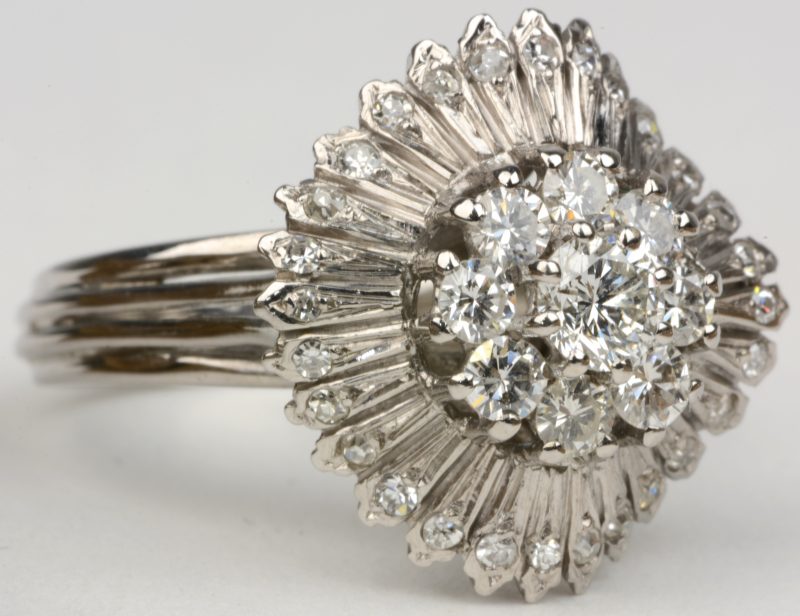 Een 18 karaats wit gouden bloemvormige ring bezet met briljanten met een gezamenlijk gewicht van ± 0,90 ct.
