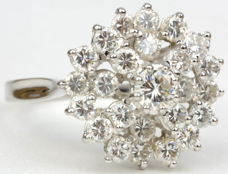 Een 18 karaats wit gouden bloemvormige ring bezet met briljanten met een gezamenlijk gewicht van ± 1,40 ct.