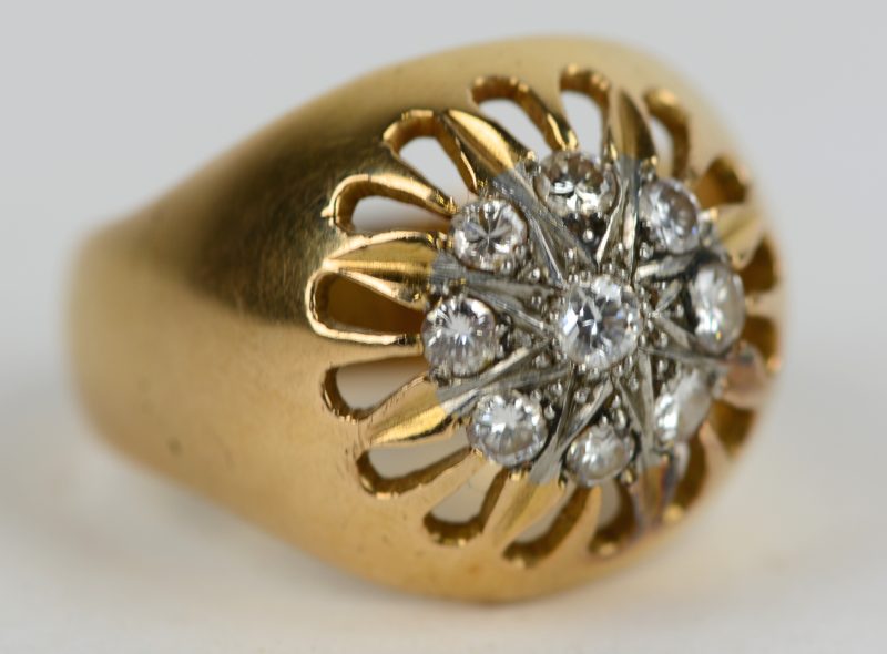Een 18 karaats geel gouden ring bezet met briljanten met een gezamenlijk gewicht van ± 0,50 ct.