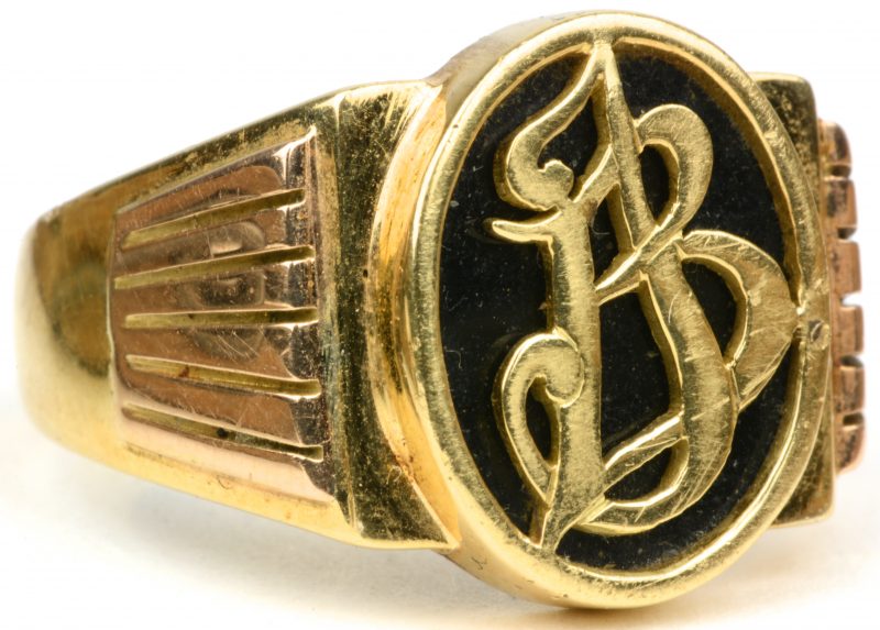 Een 18 karaats geel gouden ring bezet onyx en met initialen.